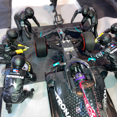 Mercedes 1:18 F1 7 Figure Pit Crew set #1 (1)